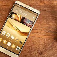 Mate 9 su un tavolo