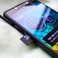 microsd dentro uno smartphone motorola