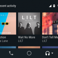 Google ha annunciato oggi alcune interessanti novità per Android Auto riguardanti le funzionalità multimediali e di messaggistica all'interno. Fin dall’inizio è sempre stato possibile riprodurre in streaming musica, podcast e audiolibri in auto, con diverse app come Play Music, Pocket Casts o Audible, ma da oggi è possibile farlo ancora più facilmente. Google sta infatti portando i contenuti in primo piano nella schermata di Android Auto, in modo che tu possa dedicare meno tempo alla ricerca di contenuti da ascoltare e dedicare più tempo sulla strada. Tutto ciò avverrà ingrandendo la copertina dell'album non solo per fare sembrare tutto più bello ma per rendere tutto più facile mentre si guida. Migliorato anche il layout generale, con un passaggio immediato tra le app preferite e la ricerca vocale (ora eseguita tramite Assistente Google). Con l’update è possibile pronunciare "OK Google play Eminem" e Google restituirà un risultato di ricerca categorizzato sullo schermo del tuo veicolo per trovare una traccia di gradimaneot L'altra area in cui Android Auto sta ottenendo alcuni aggiornamenti oggi è nella sezione di messaggistica. Aggiunto infatti il supporto per gli MMS, RC e messaggistica di gruppo che permetterà il supporto a Hangouts e WhatsApp. Messaggi che appariranno solo quando l'auto è ferma per la sicurezza e riguarderà solo le prime 10 o più parole del messaggio.
